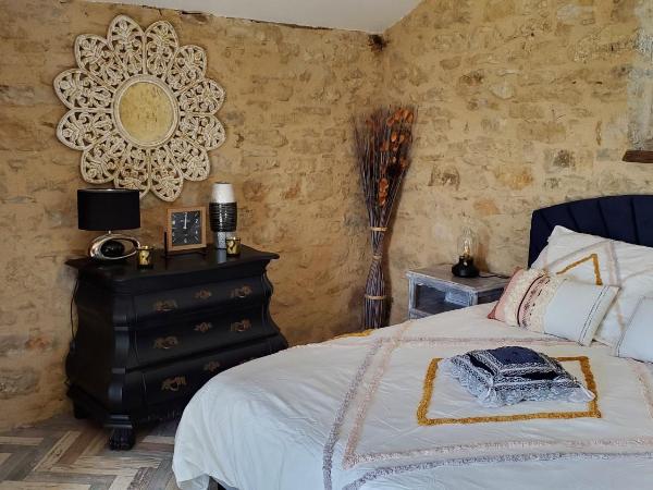 cazelle : photo 1 de la chambre chambre lit king-size - vue sur jardin