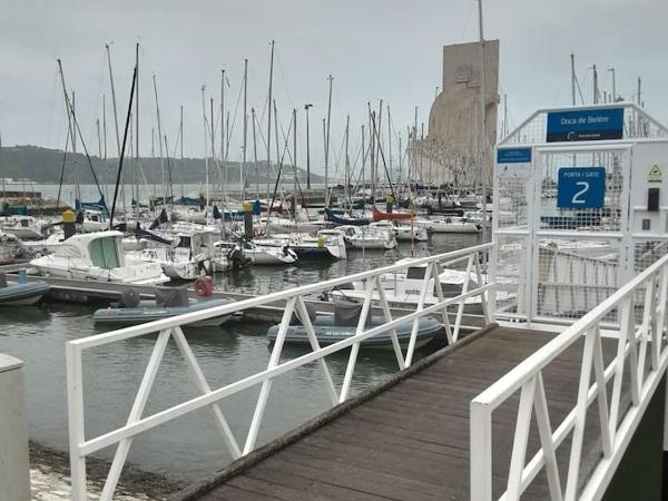 Vintage Sailboat in Belém : photo 4 de la chambre mobile home