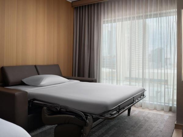 AC Hotel by Marriott Phoenix Downtown : photo 2 de la chambre chambre lit king-size avec canapé-lit - vue sur ville