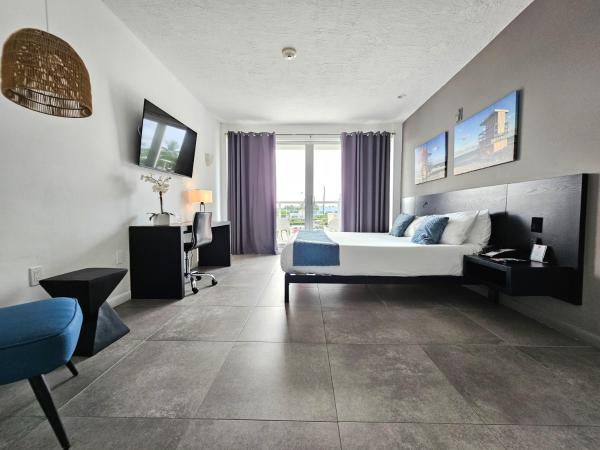 MB Hotel, Trademark Collection by Wyndham : photo 1 de la chambre chambre lit king-size avec balcon - vue sur ville - non-fumeurs