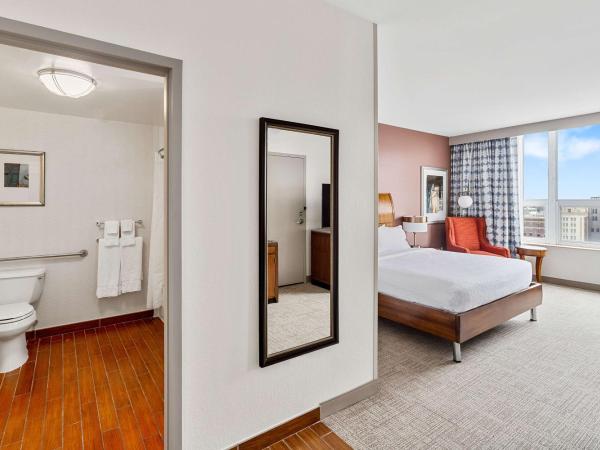 Hilton Garden Inn New Orleans French Quarter/CBD : photo 1 de la chambre suite 1 chambre lit king-size avec canapé-lit