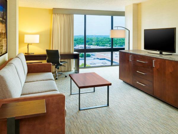 DoubleTree by Hilton San Antonio Airport : photo 1 de la chambre suite junior lit king-size avec canapé-lit