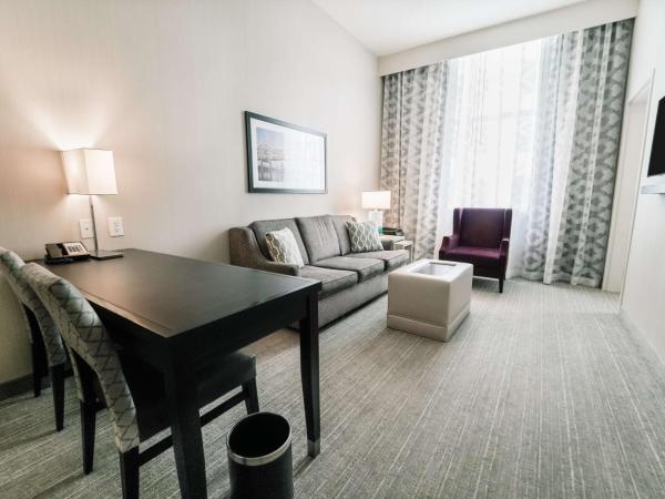Embassy Suites Louisville Downtown : photo 5 de la chambre suite avec 2 lits queen-size - adaptée aux personnes malentendantes