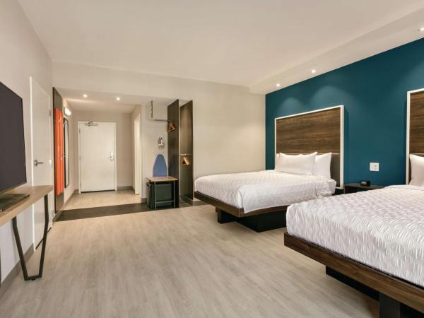 Tru By Hilton Charlotte Ayrsley : photo 3 de la chambre chambre avec 2 lits queen-size et douche accessible en fauteuil roulant - accessible aux personnes à mobilité réduite - non-fumeurs