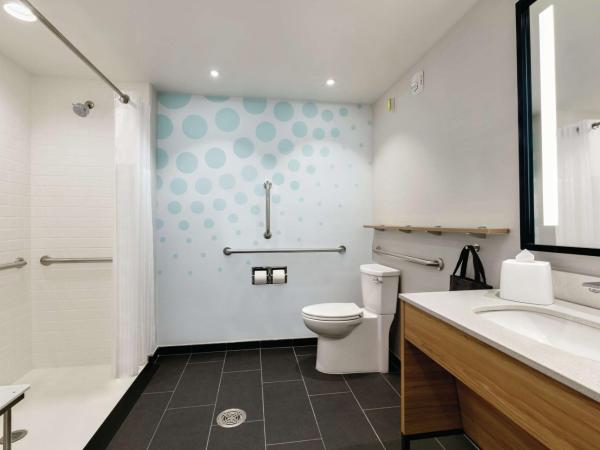 Tru By Hilton Charlotte Ayrsley : photo 6 de la chambre chambre avec 2 lits queen-size et douche accessible en fauteuil roulant - accessible aux personnes à mobilité réduite - non-fumeurs