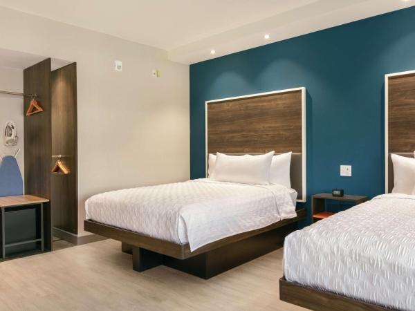 Tru By Hilton Charlotte Ayrsley : photo 4 de la chambre chambre avec 2 lits queen-size et douche accessible en fauteuil roulant - accessible aux personnes à mobilité réduite - non-fumeurs