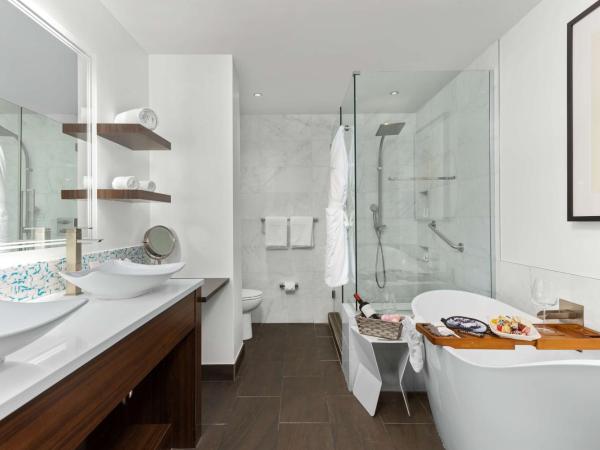 The Art Hotel Denver, Curio Collection by Hilton : photo 6 de la chambre suite lit king-size - vue sur musée