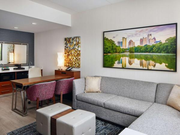 Embassy Suites By Hilton Atlanta Airport North : photo 3 de la chambre suite lit king-size 2 chambres