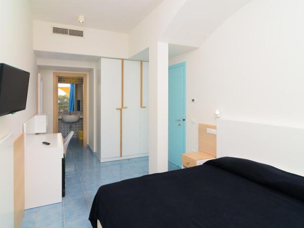 Hotel Torre Sant'Angelo : photo 5 de la chambre chambre double supérieure avec vue partielle sur la mer