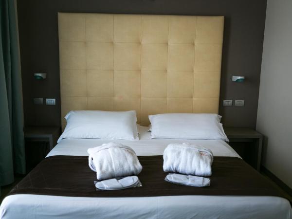 Yes Hotel Touring & SPA : photo 5 de la chambre lateral sea view classic double room with balcony and pool access