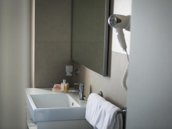 Yes Hotel Touring & SPA : photo 8 de la chambre lateral sea view classic double room with balcony and pool access