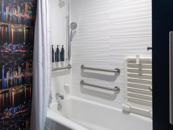 Aloft Nashville Airport : photo 1 de la chambre chambre lit king-size avec baignoire adaptée aux personnes à mobilité réduite