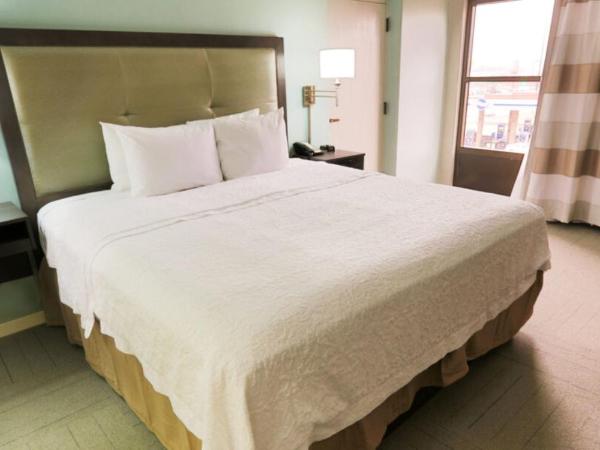 Hampton Inn & Suites Nashville-Airport : photo 2 de la chambre king room with accessible tub - mobility and hearing access/non-smoking