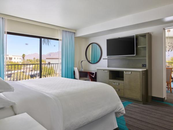 Sheraton Tucson Hotel & Suites : photo 2 de la chambre club level, presidential suite, 1 king, sofa bed, balcony