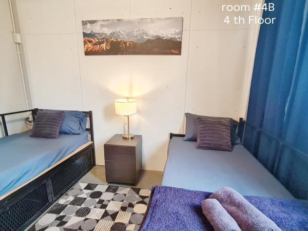 MEEMAW'S House Hostel : photo 2 de la chambre chambre lits jumeaux avec salle de bains commune