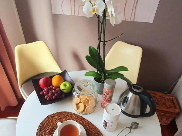 Gaia Suites : photo 3 de la chambre chambre familiale avec salle de bains privative