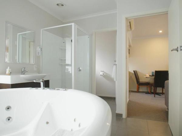 Quality Inn Acapulco Taupo : photo 3 de la chambre chambre avec bain à remous