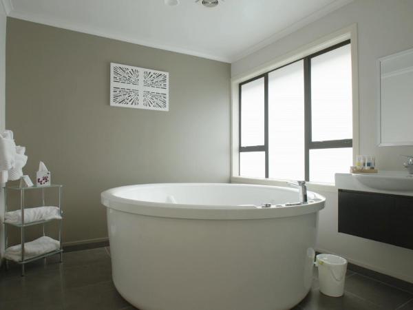 Quality Inn Acapulco Taupo : photo 4 de la chambre chambre avec bain à remous