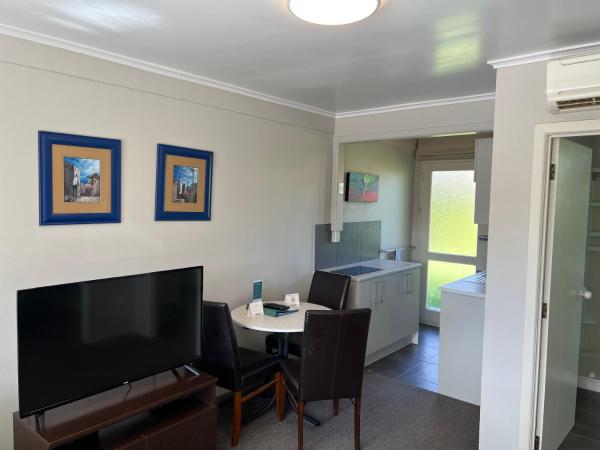 Quality Inn Acapulco Taupo : photo 4 de la chambre studio lit king-size - baignoire spa