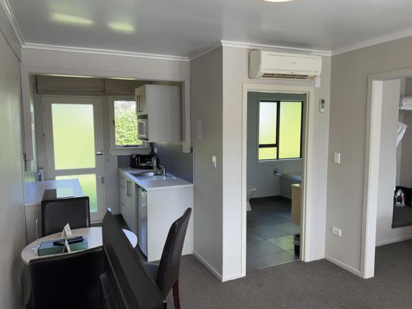 Quality Inn Acapulco Taupo : photo 5 de la chambre studio lit king-size - baignoire spa