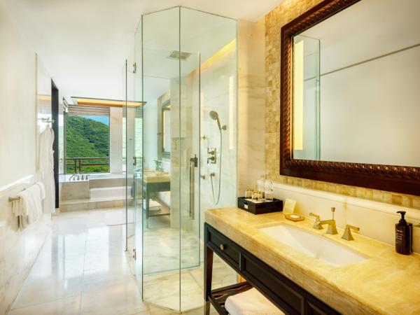 The St. Regis Sanya Yalong Bay Resort : photo 3 de la chambre king room with balcony and island view