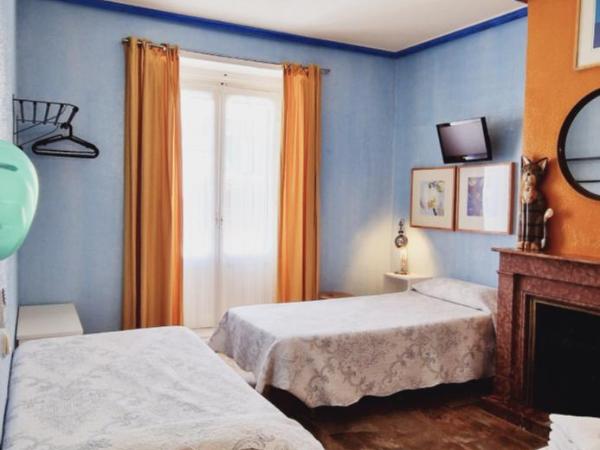 Casa de Huespedes Dolce Vita : photo 2 de la chambre chambre lits jumeaux avec lit d'appoint et salle de bains commune