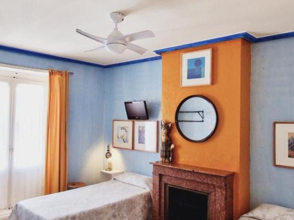 Casa de Huespedes Dolce Vita : photo 3 de la chambre chambre lits jumeaux avec lit d'appoint et salle de bains commune