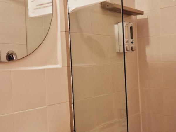 Casa de Huespedes Dolce Vita : photo 8 de la chambre chambre lits jumeaux avec lit d'appoint et salle de bains commune