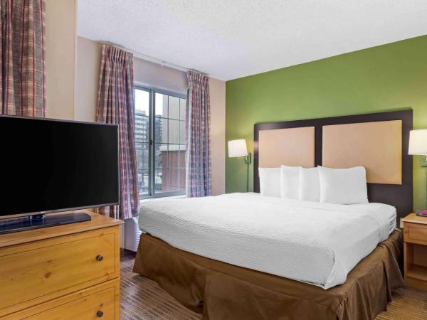 Extended Stay America Suites - Houston - Galleria - Uptown : photo 1 de la chambre studio de luxe avec 1 lit king-size - non-fumeurs