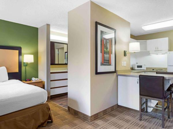 Extended Stay America Suites - Houston - Galleria - Uptown : photo 2 de la chambre studio de luxe avec 1 lit king-size - non-fumeurs