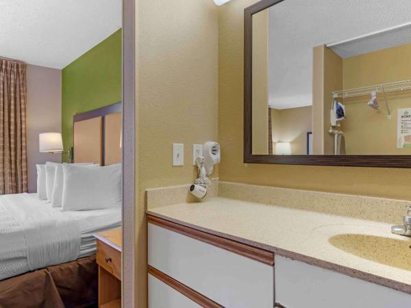 Extended Stay America Suites - Houston - Galleria - Uptown : photo 9 de la chambre studio de luxe avec 1 lit king-size - non-fumeurs