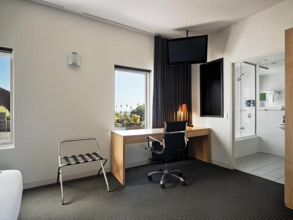 Saint Kilda Beach Hotel - formerly Rydges St Kilda : photo 3 de la chambre chambre lit king-size exécutive avec baignoire spa