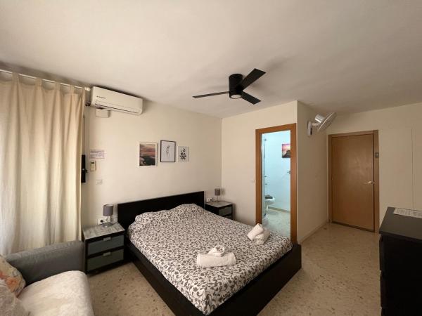 Rafaela Guest House : photo 3 de la chambre suite with a large and simple bed