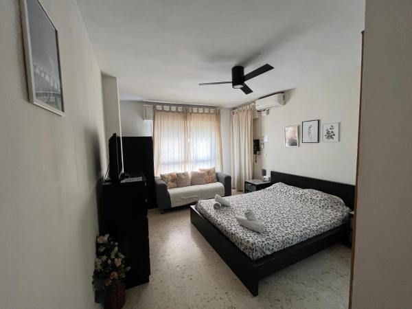 Rafaela Guest House : photo 1 de la chambre suite with a large and simple bed