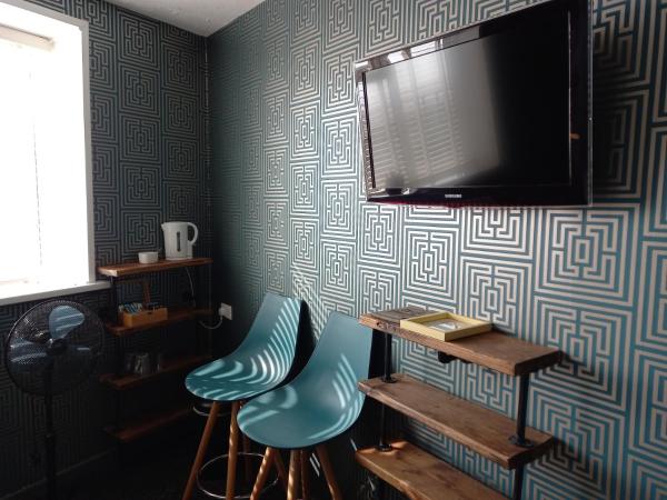 Vinnie's Family Hotel : photo 6 de la chambre chambre double avec salle de bains privative