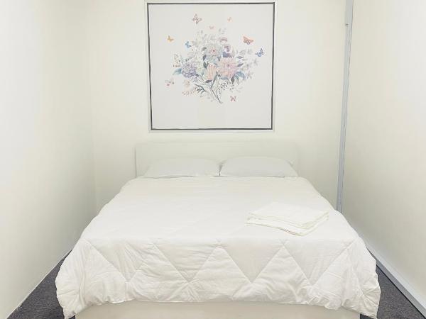 AK Greenrise Meru : photo 1 de la chambre chambre lit queen-size avec salle de bains commune