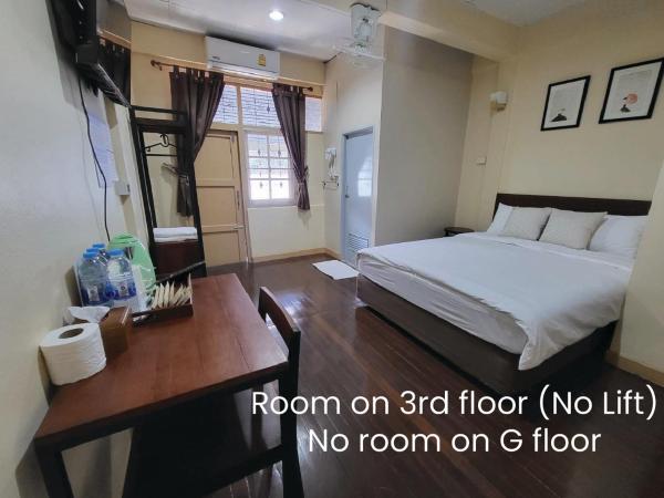Achcha hotel - itsaraphap MRT station - Wat Arun : photo 9 de la chambre chambre lit queen-size avec balcon