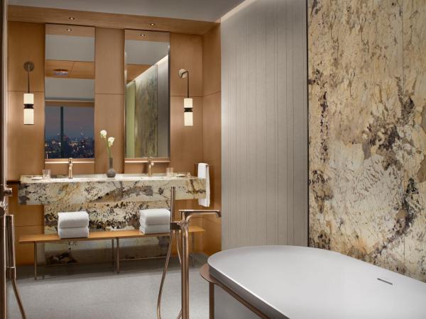 The Ritz-Carlton Fukuoka : photo 2 de la chambre chambre lit king-size - vue sur toits