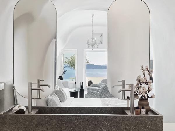 Canaves Oia Suites - Small Luxury Hotels of the World : photo 10 de la chambre suite avec piscine