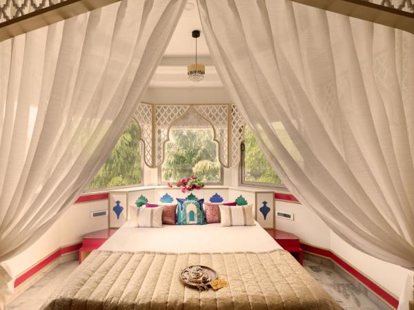 Hotel Sarang Palace - Boutique Stays : photo 9 de la chambre mughal heritage room with 180 degree city view & designer bed