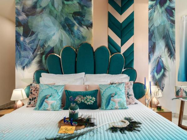 Hotel Sarang Palace - Boutique Stays : photo 6 de la chambre peacock theme designer room with 240 degree city view and beautiful peacock bed