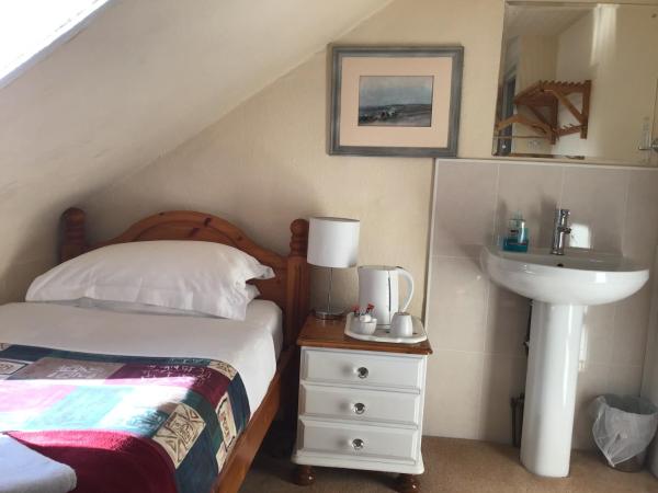 The Royal Crown Guest House : photo 3 de la chambre chambre simple Économique avec salle de bains commune