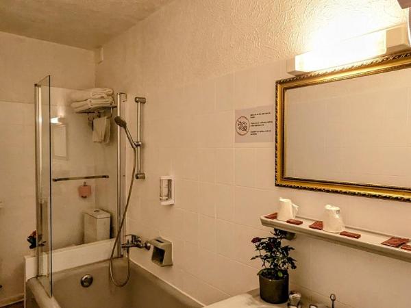 Hôtel Richelieu : photo 2 de la chambre chambre triple avec baignoire