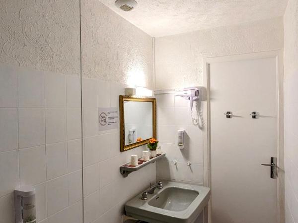 Hôtel Richelieu : photo 4 de la chambre chambre triple avec baignoire