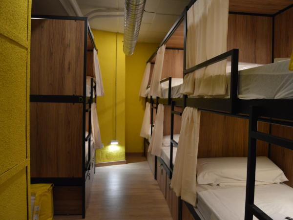 Debod Hostel : photo 3 de la chambre lit superposé dans dortoir mixte