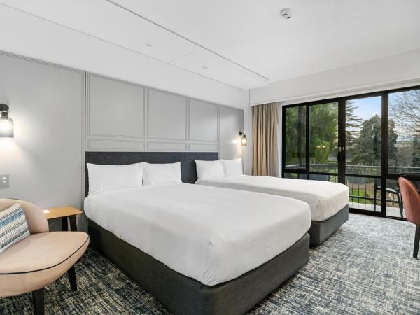 Chateau On The Park - Christchurch, A Doubletree By Hilton : photo 1 de la chambre chambre lits jumeaux avec balcon