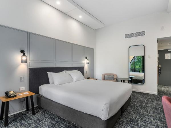 Chateau On The Park - Christchurch, A Doubletree By Hilton : photo 2 de la chambre chambre lit king-size deluxe avec balcon