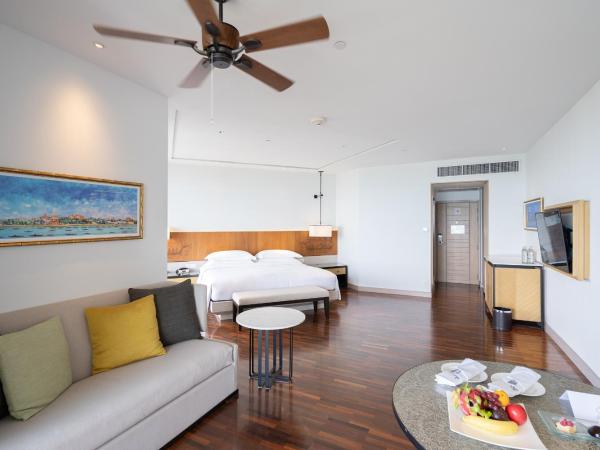Hilton Hua Hin Resort & Spa : photo 2 de la chambre suite junior lit king-size exécutive avec accès au salon club