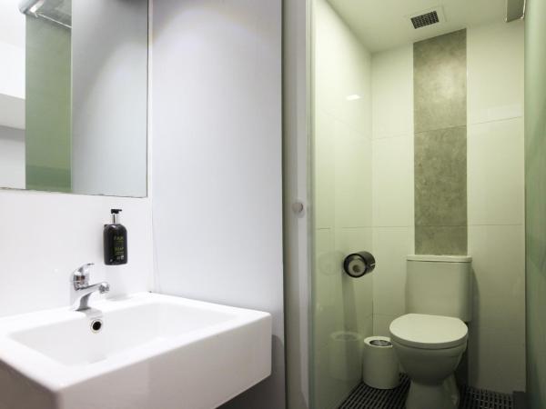 ST Signature Bugis Beach : photo 2 de la chambre cabin m, twin, window, private bathroom