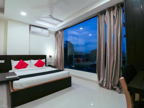 Capital O GN Suites : photo 1 de la chambre chambre triple deluxe